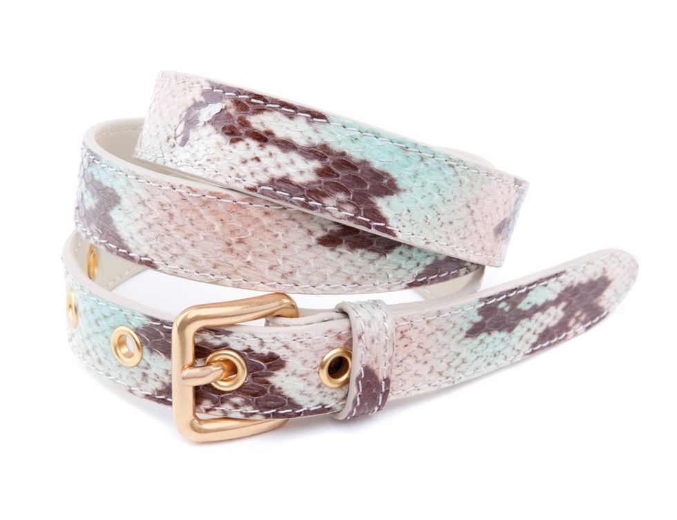 <p>Cinturón fino con estampado de serpiente en tonos pastel (58 €).</p>