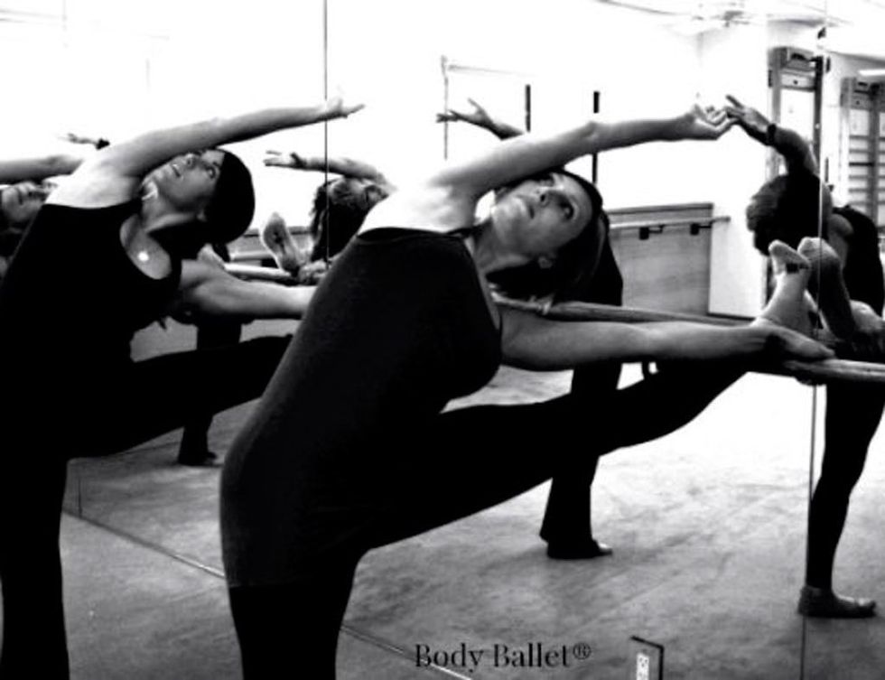 <p>¿Te has planteado alguna vez hacer Ballet en casa? <a href="http://www.bodyballet.es/" title="ballet" target="_blank">Body Ballet®</a>&nbsp; te ofrece ejercicios sencillos y explicados lo más detalladamente posible para que lo practiques en tu salón. Hay muchas mujeres que prefieren hacer gimnasia en su casa, ya sea por falta de tiempo o, simplemente, porque no les gusta ir a los gimnasios y ahora te damos la oportunidad de practicar ballet. No importa la edad ni la condición física, con una pequeña preparación, desde la web de Body Ballet® tendrás todos los pasos para ejercitar tu cuerpo, descargar adrenalina y reducir tu estrés.</p>