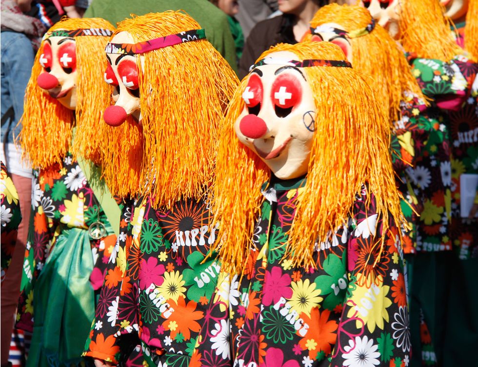 <p>Además de por su feria relojera, esta ciudad de Suiza es famosa por su carnaval,<strong> Fasnacht,</strong> que se celebra entre febrero y marzo de cada año y que consiste en tres días de fiestas incansables. Todo empieza con un apagón, pero en seguida se hace la luz: comparsas, tambores, flautas, desfiles y, lo más divertido, disfraces. No se te ocurra ir sin una máscara... y vitaminas.</p>