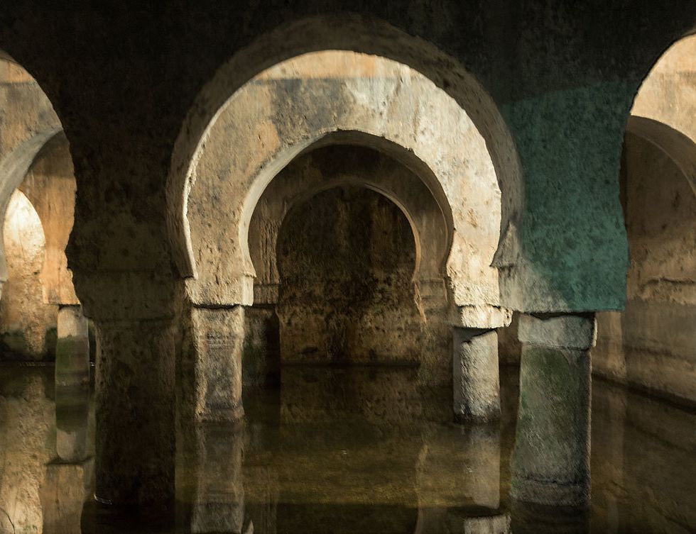 <p>El aljibe árabe del siglo IX, que se encuentra en los sótanos de la Casa de Las Veletas, actualmente Museo Municipal, es una de las joyas de Cáceres. El agua y la luz dorada contribuyen a su espectacularidad. </p>