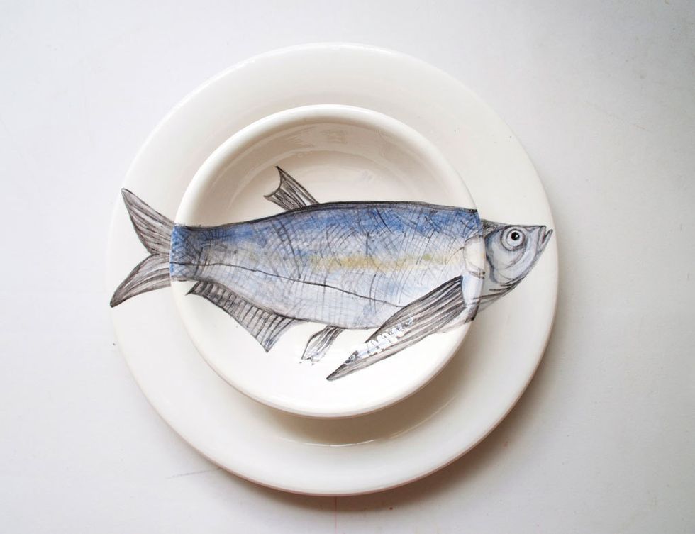 <p>Pareja de platos pintados a mano con pez (80 €).</p>