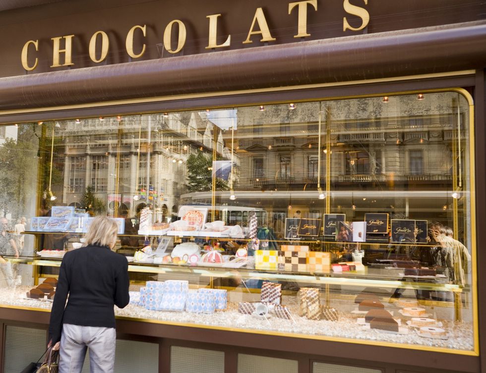 <p>Suiza es el país que más chocolate consume. Más concretamente, en Zúrich se encuentran las fábricas de marcas como Lindt, Toblerone, Sprungli y Treuscher. Incluso cuentan con el tren Tren del Chocolate, que finaliza su recorrido con una visita a la fábrica de Nestlé.</p>