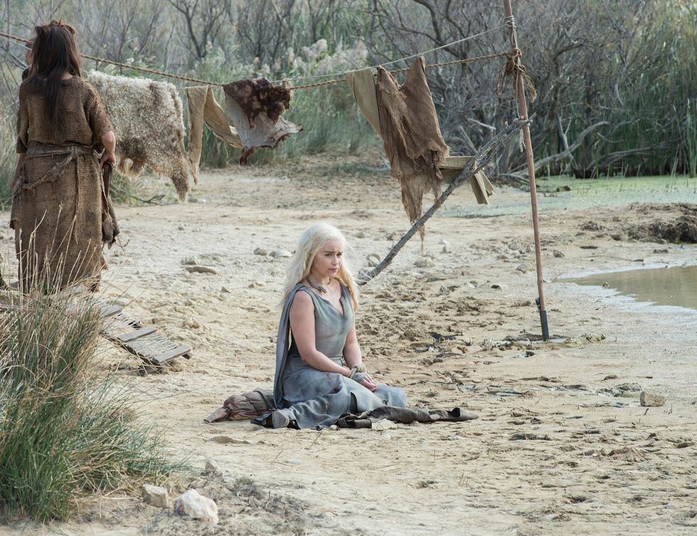 <p>En alguna de las imágenes de la nueva temporada, parece que Khaleesi hubiera perdido algo de status.</p>