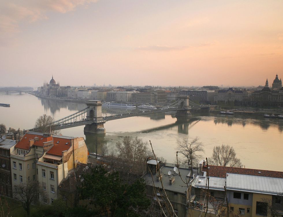 <p>La capital de Hungría, Budapest, es un destino perfecto para visitar en un fin de semana. En otoño, el clima sigue siendo agradable en esta 'Perla del Danubio', en la que relajarse en aguas termales es más fácil que en ningún otro lugar. Los baños Szécheny son los más populares y están situados en un escenario de lujo: un edificio neobarroco.</p>