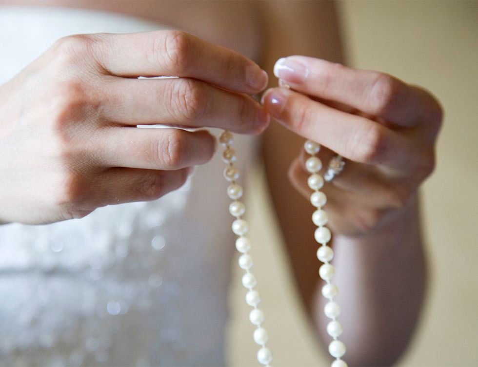<p>A los antiguos romanos también les debemos esta costumbre. Para ellos las perlas son semejantes a las lágrimas y si una novia las luce el día de su boda estaba destinada a llorar durante todo el matrimonio.</p>