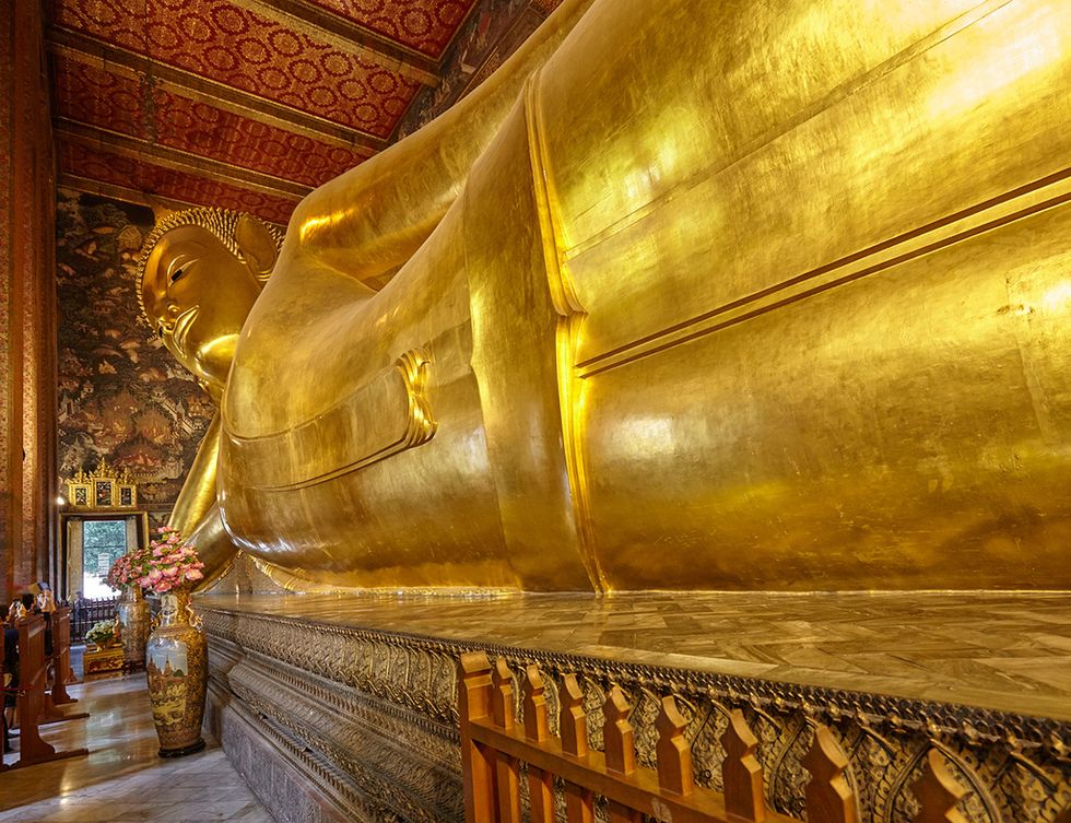<p>El enorme buda reclinado y su templo, uno de los enclaves más conocidos de Bangkok, se alza con el puesto 21 en la lista. Nada más y nada menos que 46 metros de largo y 15 de alto: estas son las dimensiones del buda, que sorprende y desafía a partes iguales con su cobertura de pan de oro, y con su posición, tumbado dentro del diminuto.</p><p>&nbsp;</p>
