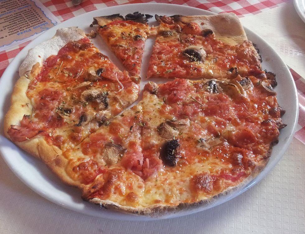 <p>
<a href="https://www.facebook.com/pages/Pizzeria-La-Bambina/150183851690808" target="_blank">La Bambina</a> un sitio pequeñito y agradable, cercano al Guadalquivir. Puedes recoger el pedido o tomártelo allí, y disfrutar de sus pizzas delicadas en las que sobresalen sus ingredientes, frescos y de calidad. Si te quedas en el local a escuchar su música italiana, elige su mítica pizza Bomba y déjate llevar.<br />Virgen de Regla, 1 (Sevilla)</p>