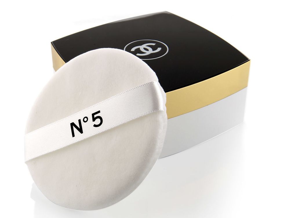 <p>'Nº 5 Poudre Libre' (60 €), polvos iluminadores que aportan brillo al cuerpo. De <strong>Chanel</strong>.</p>