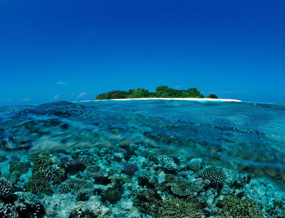 <p>Además del lugar perfecto para perderse unas vacaciones o para irse de vacaciones con tu pareja, las Maldivas son un país insular formado por 26 atolones, situado en el oceáno Índico, a unos 700 km al suroeste de Sri Lanka. En realidad, se compone de 1.192 islas, y de ellas solo dos están habitadas. Es el país más bajo del mundo, lo que le hace especialmente frágil ante una (más que) posible subida del nivel del mar como consecuencia del deshielo provocado por el cambio climático.</p>