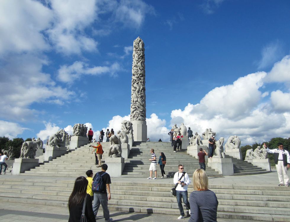 <p>Lo verás en las postales, folletos de oficinas de turismo, tiendas de souvenirs… En Oslo, todos los caminos parecen terminar en las formidables esculturas del parque de Vigeland. Lo encontrarás al oeste del centro de la capital noruega, dentro del Frognerparken; pero, en julio, cuando las temperaturas alcanzan el máximo y marcan 21ºC, sólo tienes que seguir a las familias y grupos de jóvenes para encontrar las 32 ha de este espacio verde.</p><p>Entre picnic y barbacoas, disfruta de las figuras humanas de tamaño natural que creó el noruego Gustav Vigeland por encargo del Ayuntamiento; en especial, Livshjulet (La Rueda de la Vida) y Monolitten (Monolito): un bloque de granito de 14 m compuesto por 121 figuras desnudas entrelazadas.&nbsp;<a href="http://www.visitnorway.com/" target="_blank">www.visitnorway.com</a></p>