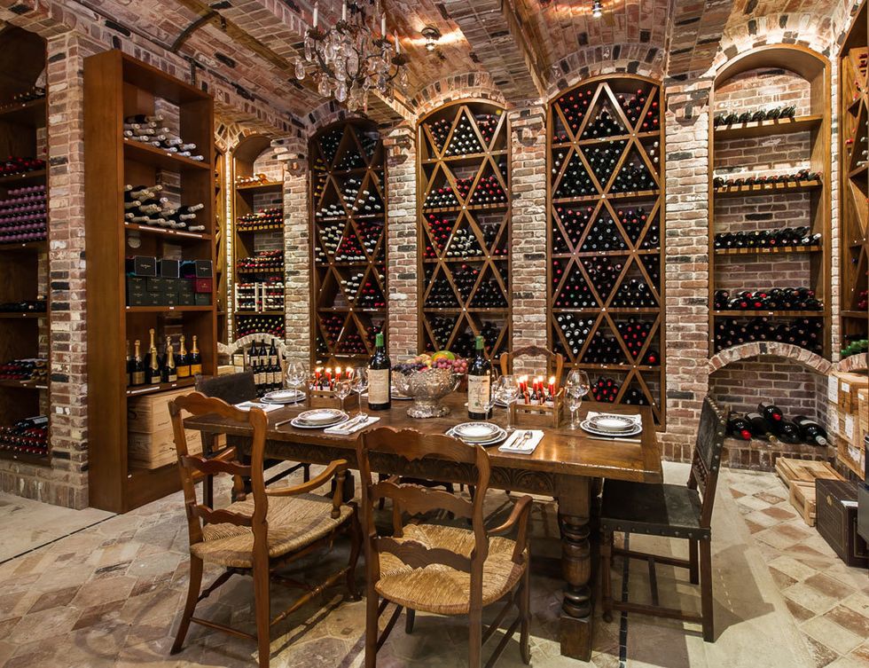 <p>La casa está pensada para amantes del vino. Además de estar rodeada de viñedos, alberga una bodega con capacidad para 3.000 botellas.</p>