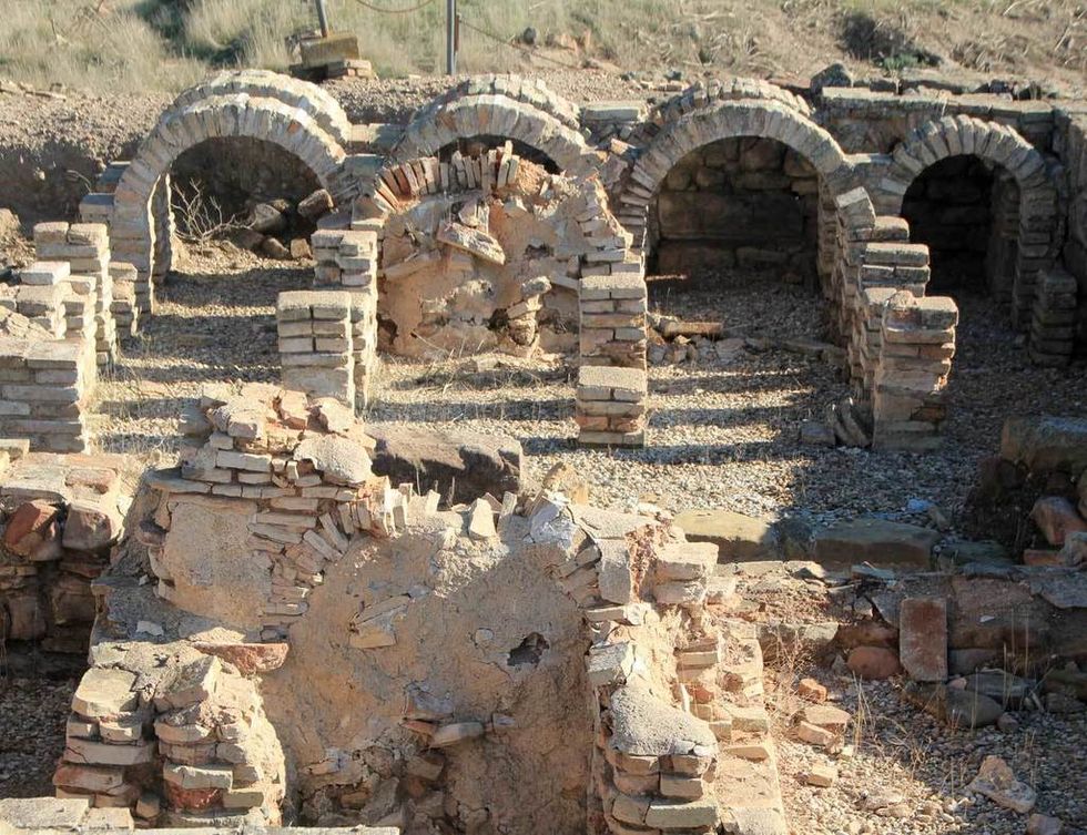 <p>El yacimiento arqueológico está a 6 km de Linares. Capital de la Oretania ibera, su situación y riqueza minera la convirtieron en una de las ciudades más importantes de Hispania.</p>