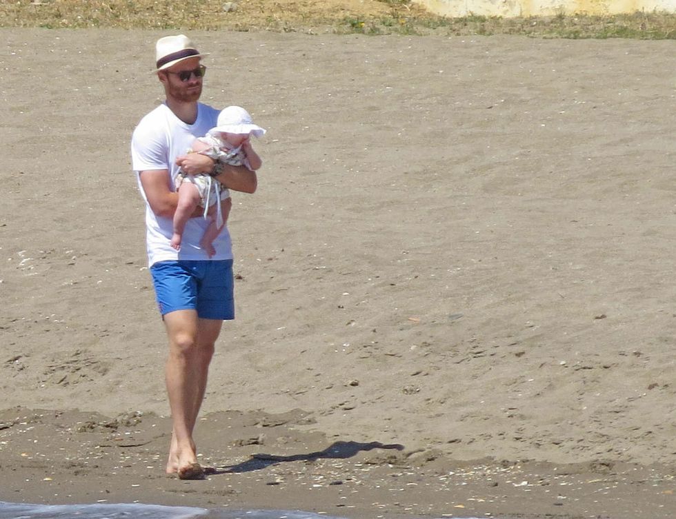 <p>Xavi Alonso, futbolista del Real Madrid, con su hija Emma en Marbella.</p>