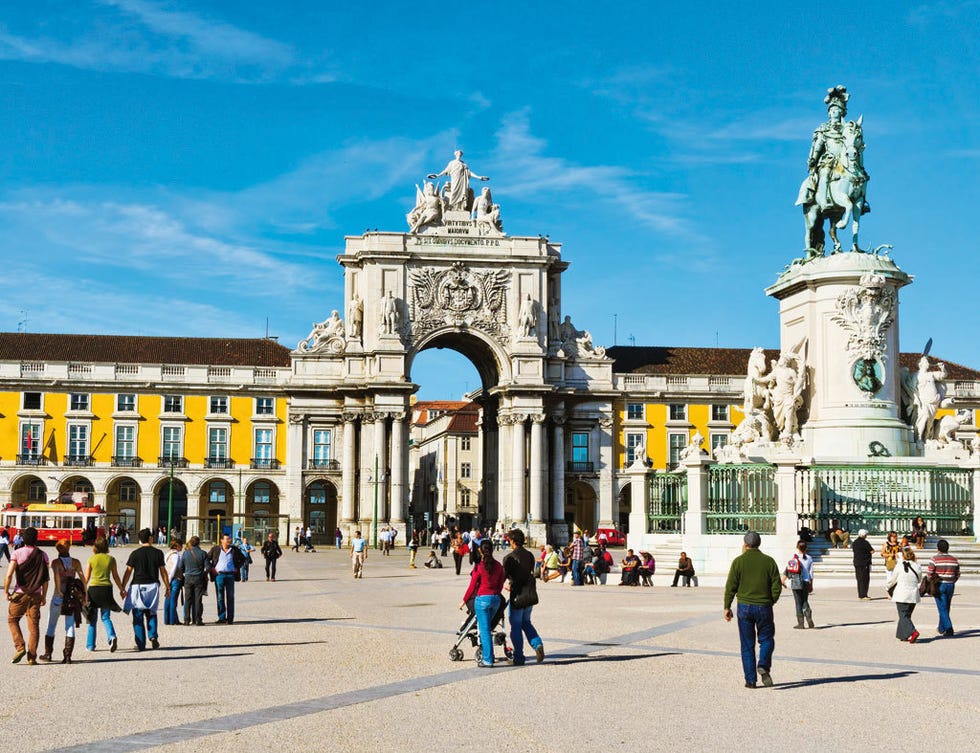 <p>Éste es el recibimiento que parece hacer la Praça do Comércio al atravesar su escenario blanco y amarillo, abierto en uno de sus lados sobre el Tajo, por donde entraban los barcos. Pero lo mejor de Terreiro do Paço, como la llaman los lisboetas, es su afán por renacer del terremoto que asoló la ciudad en 1755, un homenaje que se ve en su Arco Triunfal y la estatua de José I. En la actualidad, mantiene su talante marinero y su memoria: aquí se inició la Revolución de los Claveles. En <a href="http://www.visitlisboa.com" target="_blank">www.visitlisboa.com</a>.</p>