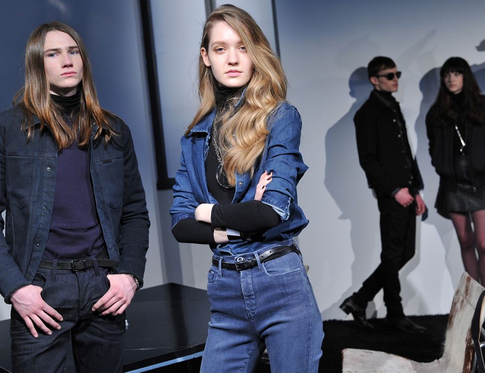 <p>La líneas de <strong>Calvin Klein Jeans</strong> esta temporada es oscura, decadente y erótica, valores reflejados en prendas de cuero y denim en tonos oscuros desde el negro al azul petróleo.</p>