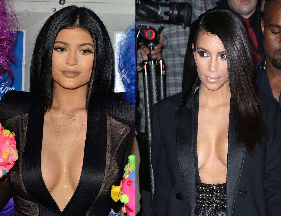 <p>Nadie puede negar que <strong>este tipo de escotes hasta la cintura son más que propios de Kim Kardashian</strong> que posiblemente de nadie en el mundo.</p><p>Su regla de estilo se basa en pronunciar su trasero y escote y ceñirse a la cintura cualquier modelo. Kylie también se apunta a esta tendencia.&nbsp;</p>