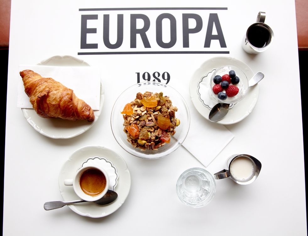 <p>«Todas las mañanas me dejo caer por el café Europa (Amagertorv, 1, <a href="http://europa1989.dk" target="_blank">europa1989.dk</a>). Allí sirven unos desayunos insuperables: gachas bio con frutos secos  y especias, yogur con arándanos, cruasanes exquisitos...». ¡Obligatorio apuntarse al brunch!</p>