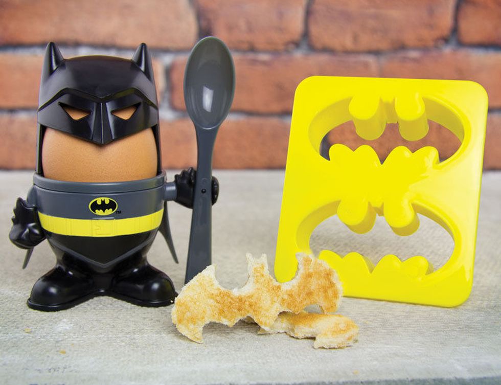 <p>Despiértate con la energía necesaria para poner a salvo la ciudad de Gotham. Prepara un desayuno digno de superhéroes, lleno de proteínas y en un recipiente cargado de fuerza. Disfraza el huevo cocido y moja unas pequeñas tostadas con forma de murciélago en la yema. ¡Levantarse nunca había sido tan divertido! Cómpralo en <a href="https://www.amazon.es/Huevera-Batman-cortador-pan-cucharilla/dp/B00UBW80NG?ie=UTF8&amp;camp=3626&amp;creative=24790&amp;creativeASIN=B00UBW80NG&amp;linkCode=as2&amp;redirect=true&amp;ref_=as_li_qf_sp_asin_tl&amp;tag=compasocia-21" target="_blank">Amazon</a> por 9,81 €.</p>