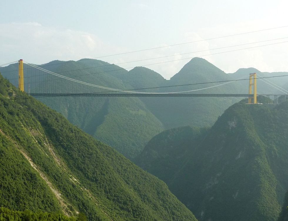 <p>¿Te gustan las emociones fuertes? ¿No tienes vértigo? Genial, entonces puedes atravesar en coche, autobús o moto el Sidhue River Bridge, en China, construido a 1.300 metros de altura y con una caída libre de 460 metros.</p>