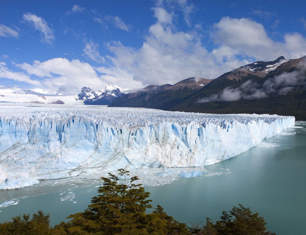 <p>Ubicado en Argentina, es una de las reservas de agua dulce más importantes del mundo. Se encuentra en una zona rodeada de bosques y montañas y queda dentro del Parque Nacional Los Glaciares. Para los más valientes, es posible pasear sobre él pero, eso sí, con el equipo técnico adecuado y acompañados por guías profesionales.</p>