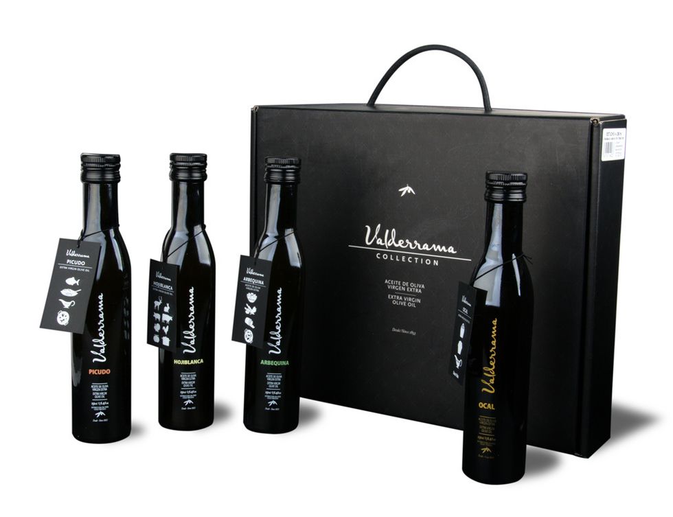 <p>Maletín regalo de aceite virgen extra 100% orgánico que&nbsp;incluye 4 botellas de cristal oscuro de 250 ml de los monovarietales de la marca: picudo, hojiblanca, arbequina y ocal, de&nbsp;<a href="http://www.valderrama.es/" target="_blank"><strong>Aceite Valderrama</strong></a> (26 €).</p>