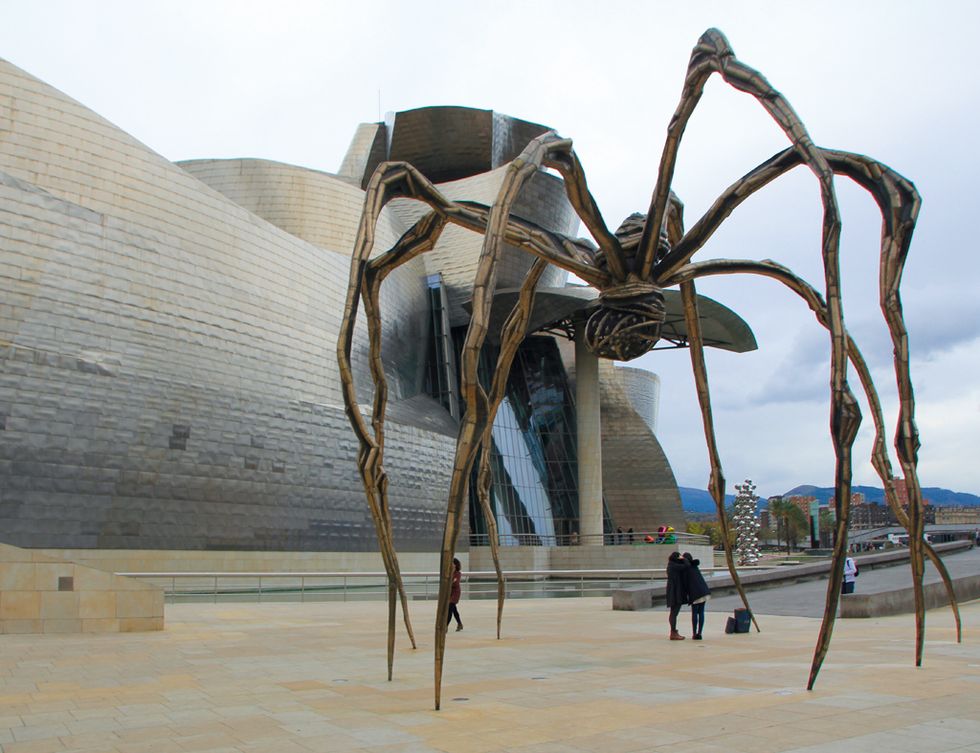 <p>El corazón del nuevo Bilbao tiene planchas de titanio y exhibe el artístico músculo con que lo trazó el arquitecto canadiense Frank O. Gehry, e importantes muestras de arte contemporáneo.</p>