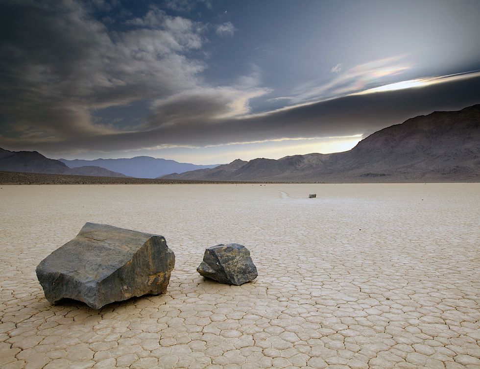 <p>La zona conocida como 'Death Valley', en los desiertos de Sonora y Mojave, tiene el dudoso honor de ser la más caliente y seca del mundo. Aquí se han llegado a alcanzar los 56 grados de temperatura, aunque por las noches el termómetro puede bajar drásticamente hasta los 0. En este paraje hostil, tiene lugar un fenómeno de lo más curioso: <strong>las piedras se mueven solas</strong>, dejando grandes surcos en la arena. Esto ocurre en la zona conocida como Racetrack Playa y la causa del fenómeno no está del todo clara. Algunos investigadores apuntan a que las piedras se deslizarían como consecuencia del movimiento de las aguas subterráneas.</p>