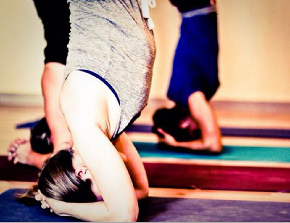 <p>&nbsp;</p><p>Si ya eres fan del Bikram, te encantará probar otros estilos más dinámicos de yoga con calor, como Hatha o Vinyasa. <strong>El calor (menos que en las clases de Bikram) te permitirá profundizar en las posturas, mejorar tu flexibilidad</strong>, evitar tensiones y eliminar muchas toxinas a través de la piel. <a href="http://www.sportmindclub.es" target="_blank">sportmindclub.es</a></p><p>&nbsp;</p>