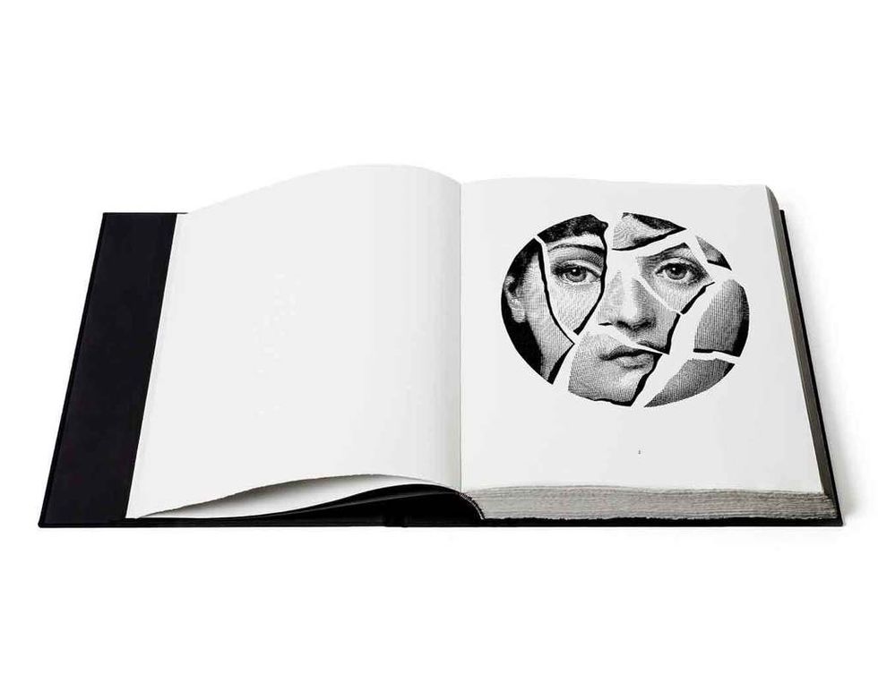<p><i>Tema y variaciones</i> es una edición limitada de 100 volúmenes numerados, hechos mano, con las 100 primeras ilustraciones que Piero Fornasetti hizo inspirado en Lina Cavalieri, su musa y fetiche. <a href="http://www.fornasetti.com/" target="_blank">www.fornasetti.com</a></p>