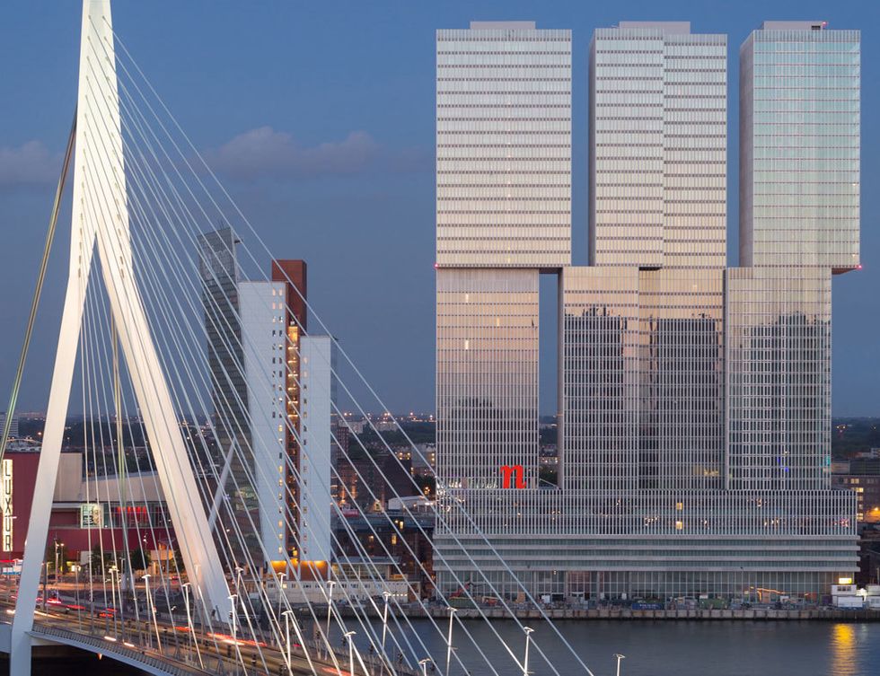 <p>Los hoteles ya no son lo que eran. Han pasado de ofrecer cobijo a convertirse en verdaderos abanderados de una forma de vida.&nbsp;</p><p>El <a href="http://nhow-rotterdam.com" target="_blank">NHow Rotterdam</a> se ha inaugurado a primeros de año rodeado de gran expectación. Principalmente, porque el boceto del arquitecto holandés Rem Koolhaas ha cambiado para siempre el perfil de las orillas del río Maas. Esta ciudad vertical alberga en sus 23 plantas 278 habitaciones (desde 143 euros) y una terraza con inmejorables vistas de la ciudad.&nbsp;</p><p>Pero todavía queda conocer lo mejor. De puertas adentro, el hormigón y el metal se funden con piezas de arte contemporáneo y videomosaicos. Además, existe un compromiso con la innovación, pues el rascacielos acoge obras de artistas locales que plasman sus impresiones sobre Róterdam en sucesivas exhibiciones temporales.&nbsp;</p><p>Sin duda, este espíritu se ha inspirado en el barrio en el que se sitúa este complejo, un área de museos y afamados restaurantes.&nbsp;</p><p>&nbsp;</p>