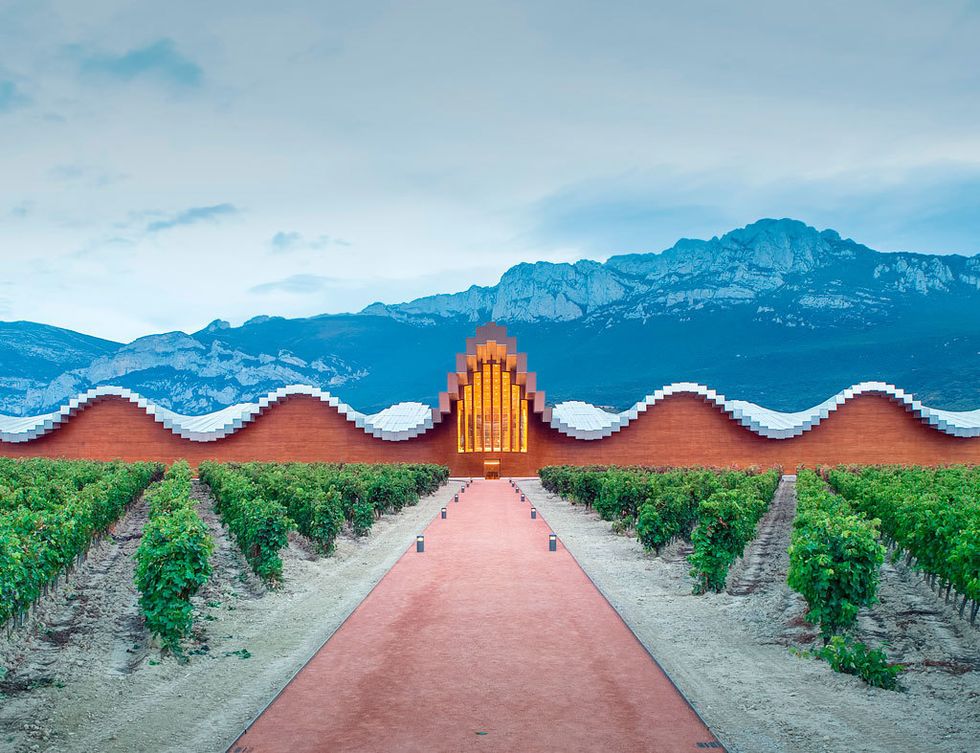 <p>Enclavada en a los pies de la Sierra de Cantabria (Laguardia), se levanta el impresionante edificio de las <strong>bodegas Ysios,</strong> un diseño único de Santiago Calatrava que convive en perfecta armonía con la naturaleza. Con visitas guiadas de lunes a domingo, su equipo te contará desde la historia mitológica que hay detrás del nombre (la bautizaron en honor a Isis y Osiris, dioses relacionados con el vino), hasta el proceso de elaboración que siguen para crear sus dos tipos de vino: el Reserva, y el Edición Limitada, de los que podrás probar su carácter elegante y potente en una cata que pone el punto y final necesario a la visita. ¿El plus? Aprenderás conceptos diferentes muy curiosos que rodean al mundo del vino gracias a los entusiastas especialistas que hay tras Ysios, dirigidos por su enólogo Roberto, y que comparten una pasión única por la vid, “esa planta tan maravillosa que sufre tanto para darnos lo mejor de sí misma”, nos dicen. Más información en <a href="http://www.ysios.com" target="_blank">www.ysios.com.</a></p>