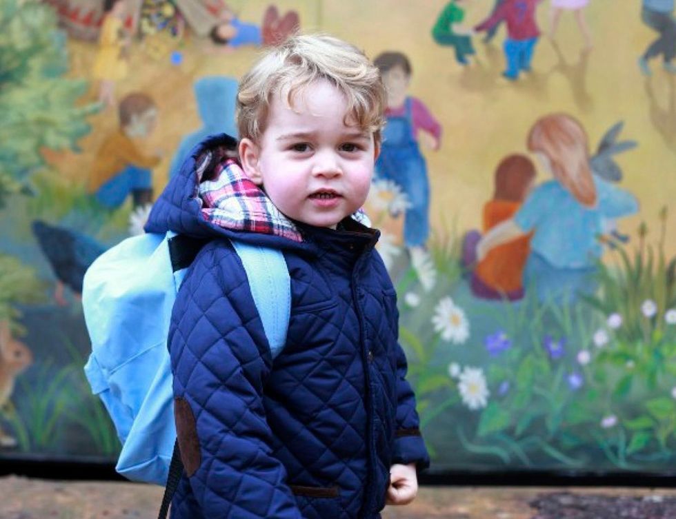<p>El 6 de enero de 2016 fue el primer día de guardería del príncipe George en&nbsp;la escuela infantil Westacre Montessori, en Norfol. Con su abrigo y mochila azules, estaba para comérselo.</p>