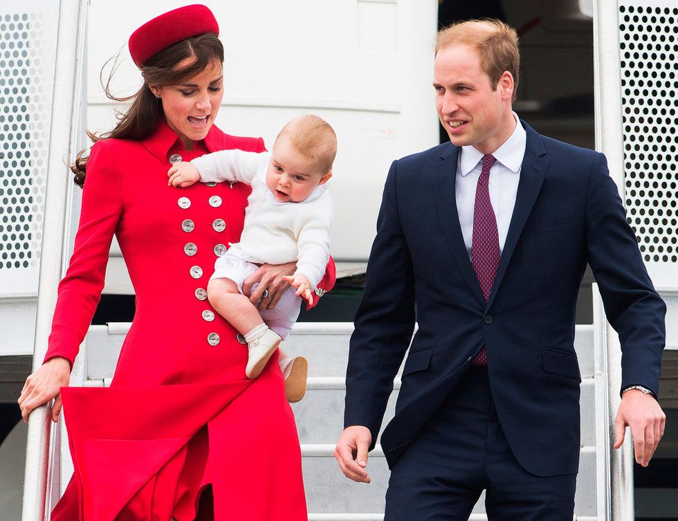 <p>En abril de 2014, el príncipe George volaba por primera vez a Nueva Zelanda con sus padres y en una típica actitud infantil de un bebé de 10 meses, ponía a su madre en el aprieto de velar por la seguridad de su hijo y la suya propia bajando del avión.</p>