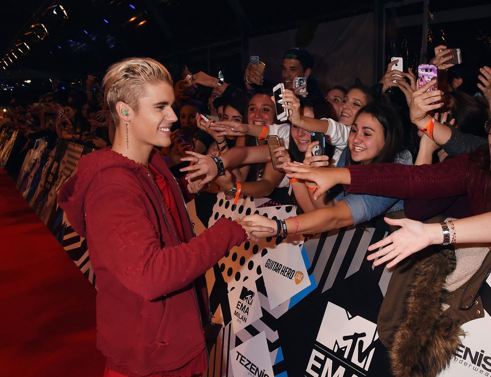 <p>El cantante ha cancelado sus famosos ‘meet and greets’, un momento donde conoce y saluda a sus fans, y lo ha hecho público en su cuenta de Instagram.</p><p>Según explica en un pie de foto donde abraza a una niña en uno de estos encuentros, después de ellos se siente triste y abatido por llenarse de la energía espiritual de la gente que conoce, aunque sea maravillosa.</p><p>Según explica Justin, quiere hacer feliz a la gente pero no a su costa, siempre acaba sintiéndose mentalmente exhausto hasta el punto de la depresión, escribe literalmente: ‘La presión de conocer todo el rato a gente nueva para la que tienes que cumplir expectativas es mucho más grande que el peso que puedo soportar. Nunca quiero decepcionar, por eso prefiero limitarme a ofreceros en vivo las canciones de mis álbumes en los conciertos, como he prometido. No puedo deciros lo mucho que lo siento, y ojalá esto no fuese tan difícil para mí como lo está siendo. Necesito tener la un chip mentalmente sano para daros el mejor espectáculo que hayáis visto nunca’.</p><p>&nbsp;</p><p>No hay que olvidar que Bieber saltó a la fama desde muy pequeño y con sólo 22 años lleva otros muchos trabajando y estando expuesto en el punto de mira. ¡Ánimo, Justin!</p>