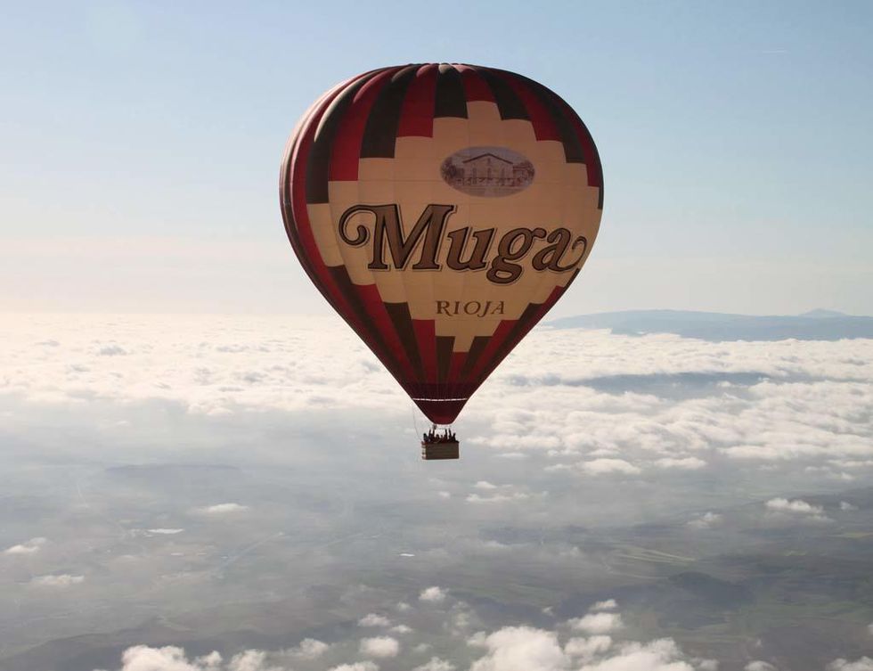 <p>Haro (La Rioja).&nbsp;</p><p>La imagen de los viñedos riojanos en pleno otoño resulta aún más impactante desde el cielo.</p><p>Contempla y haz fotos únicas subido al globo que ponen a tu disposición <a href="http://www.bodegasmuga.com" target="_blank">Bodegas Muga</a> (desde 170 euros por persona el vuelo –aproximadamente, una hora–, almuerzo y diploma). </p><p>Luego, puedes aprovechar para conocer a fondo el espacio donde elaboran sus vinos, con una visita guiada a los viñedos y a la bodega. Cuenta con la particularidad de poseer su propia tonelería donde, si coincides con su horario de trabajo, podrás ver la labor de los artesanos de las barricas, así como los procesos de trasiega o clarificación del vino.&nbsp;&nbsp;</p>