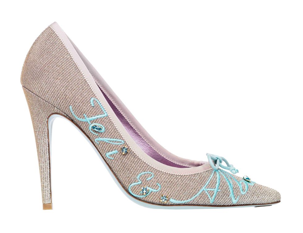 <p>La propia Alba Carrillo, de la mano de la internacional diseñadora Úrsula Mascaró, diseñó sus zapatos de novia. Un modelo en dos alturas de estilo salón, uno con tacón alto y otro midi para aguantar toda la fiesta.</p>