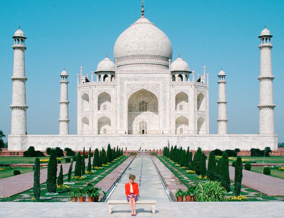 <p>Aunque en esta ocasión los looks no se parecen, suegra y nuera tienen fotos idénticas. En este caso Lady Di visitaba el Taj Mahal en 1992.</p><p>&nbsp;</p>