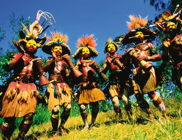Un grupo huli danzando con su atuendo típico.