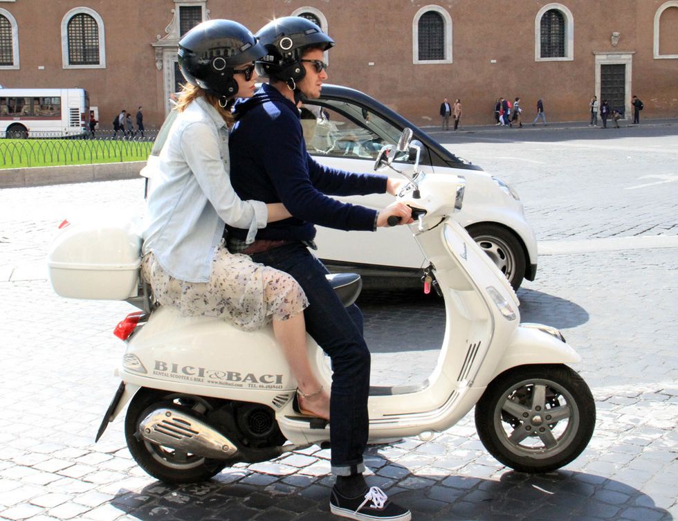 <p>Son jóvenes y están enamorados, así que como cualquier pareja decidieron alquilar una Vespa para dar un paseo en un rato libre durante su viaje de promoción en Roma.</p>