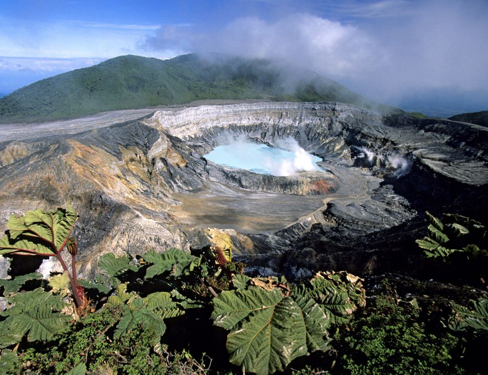 <p>El Parque Nacional Volcán Poás, en Costa Rica, alberga un cráter de un volcán con unas claras aguas verdes en su interior. Todo un espectáculo de la naturaleza con un diámetro de 365 metros que se creó debido a la cantidad de ácido sulfúrico en el agua.</p>