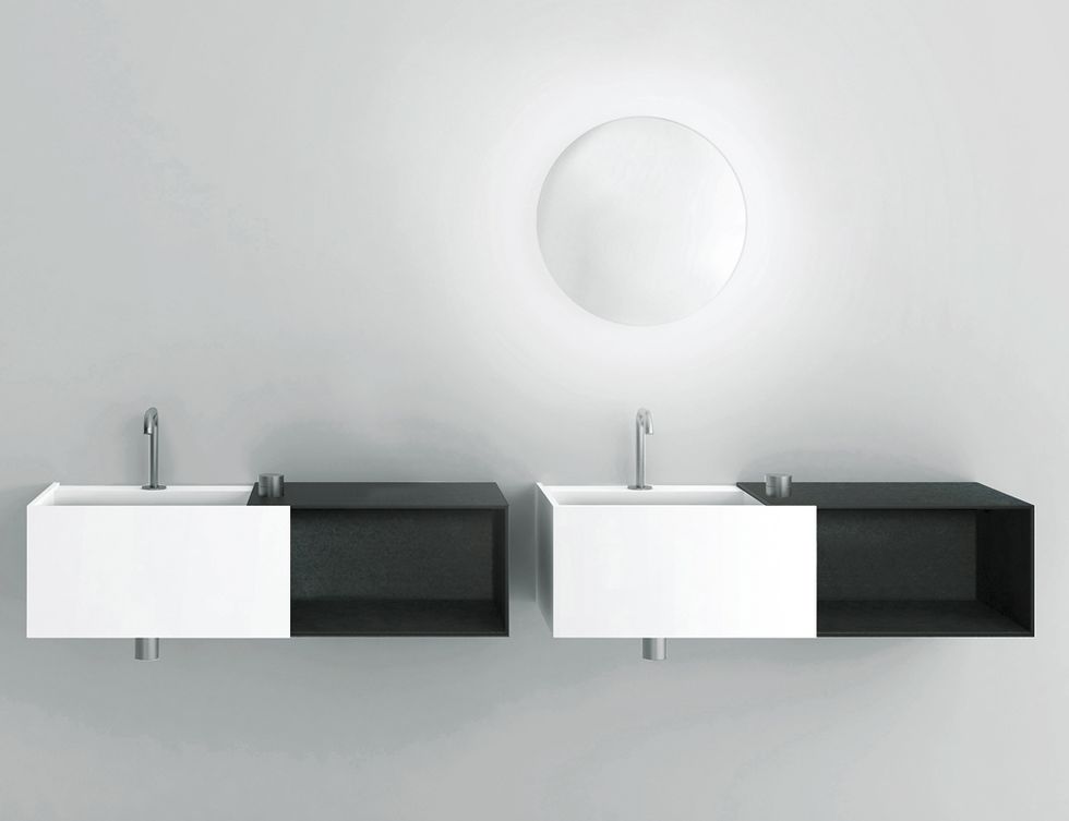 <p>En el modelo DueC, el lavabo en Corian blanco hace un dúo genial con la cajonera negra  del material PaperStone, de Boffi (c.p.v.).&nbsp;  </p>
