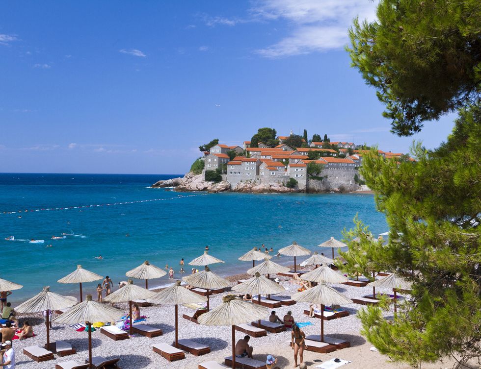 <p>La isla-hotel de Sveti Stefan se encuentra situada en Montenegro. En los años 50, este islote se convirtió en hotel de lujo por el que pasaron algunas de las celebrities más famosas del Hollywood Dorado: Marilyn Monroe, Kirk Douglas, Sophia Loren... Hoy en día, este resort sigue atrayendo a numerosa 'gente guapa' gracias a sus exclusivas suites que no están precisamente al alcance de todos: la más barata ronda los 1000 euros en temporada alta.</p>