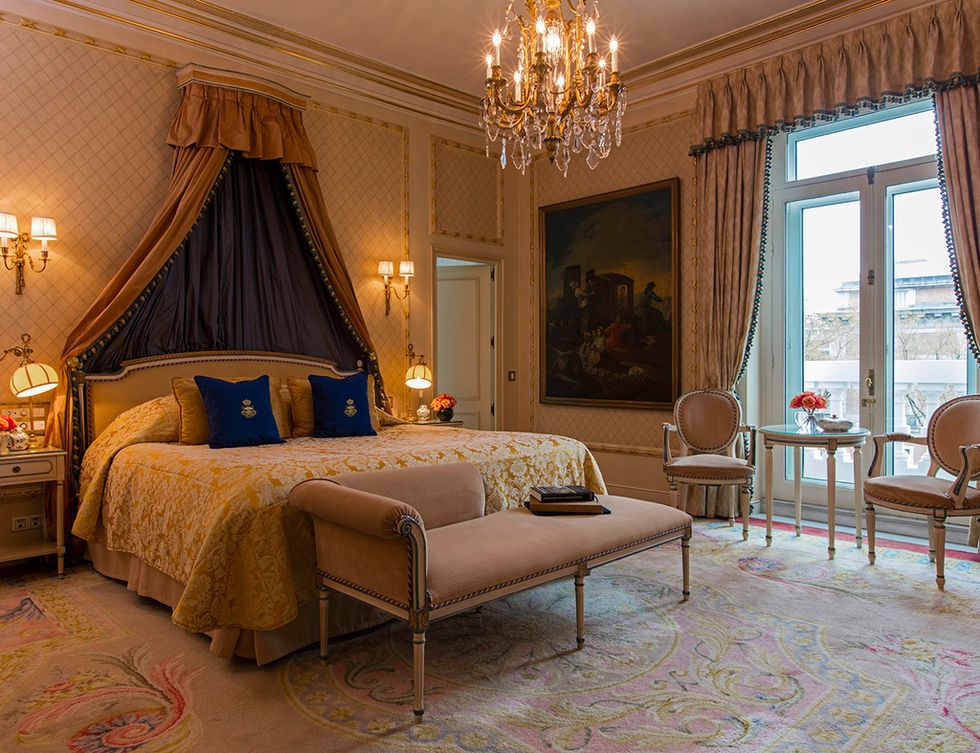 <p>La Suite Real de este emblemático hotel madrileño cuenta con dos habitaciones, tres baños y dos salones. El salón principal es el de pared de seda azul y la habitación principal es la que tiene los colores 'oficiales' del hotel (crema, azul y dorado). Es la Suite en la que pasaron parte de la luna de Miel Rainiero y Grace de Mónaco y era también la suite favorita de Yves Saint-Laurent, decía que le recordaba a su propia casa. Cuesta 6.820 € por noche.</p>