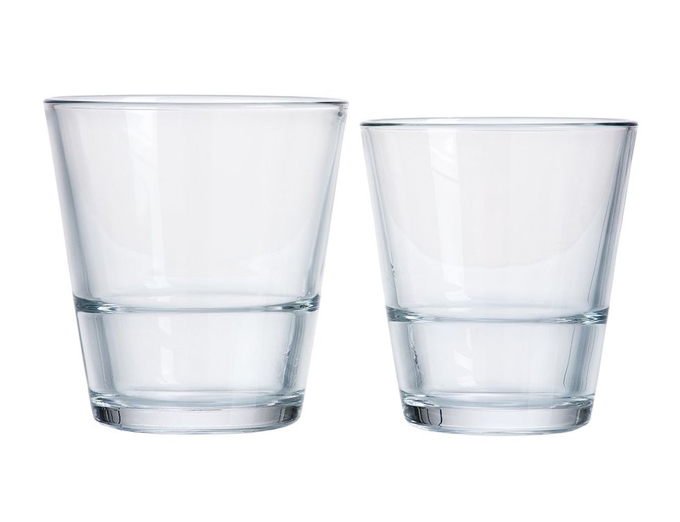 <p>Juego de doce vasos de agua en dos tamaños (41 y 31 cl), de <a href="http://www.elcorteingles.es/tienda/hogar/browse/productDetail.jsp?productId=A8175411&amp;cm_mmc=elle%20_%20contenedores-_-acuerdo%20_%202014-07-16%20_%20hogar-_-noticia%20_%20deco-_-hogar%20serie%20especial" target="_blank"><strong>Pasabahce </strong></a>(8,99 €).</p>