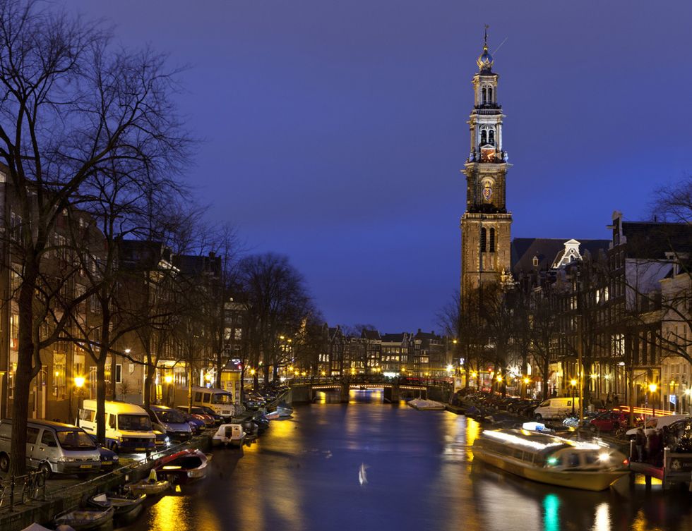 <p>2013 es un año de celebración en la ciudad de Amsterdam. En primer lugar, los canales de la ciudad cumplen la nada desdeñable cifra de 400 años, mientras que el famoso museo Van Gogh acaba de reabrir sus puertas tras una exhaustiva remodelación. ¿El alojamiento más especial? El hotel Faralda NDSM, en lo alto de una grúa portuaria, que se inaugura en noviembre.</p>