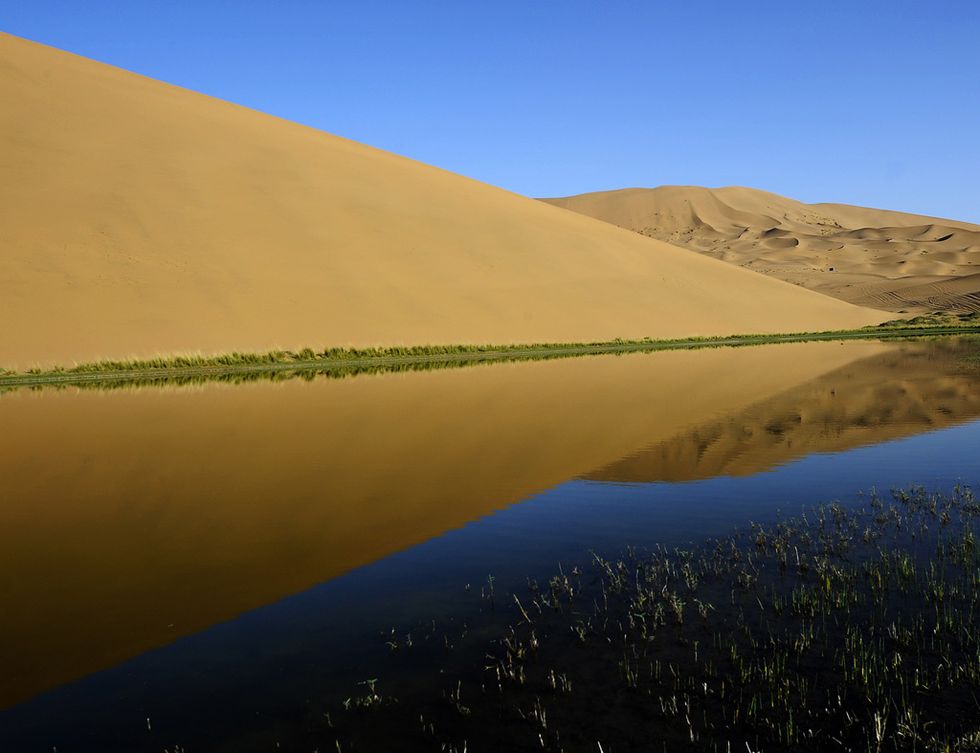 <p>Este desierto chino acoge las dunas estacionarias más elevadas del mundo, con alturas de hasta 500 metros. Pero su mayor característica son sus misteriosos 140 lagos permanentes, que se cree que se forman con agua subterránea de los montes Qilian.</p><p>&nbsp;</p>