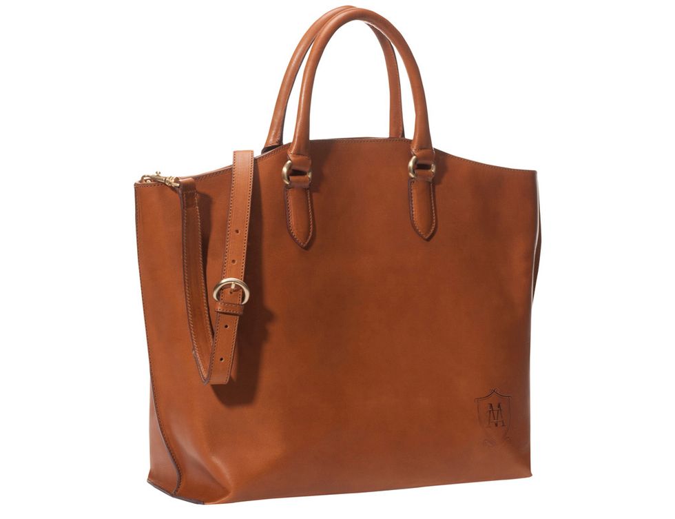<p>Shopping bag’ en cuero marrón y asa bandolera (145 €).</p>