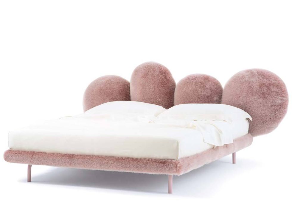 <p>El cabecero de la cama Cipria evoca las borlas de las polveras. Desde 12.560 €, de los Campana para Edra. </p>