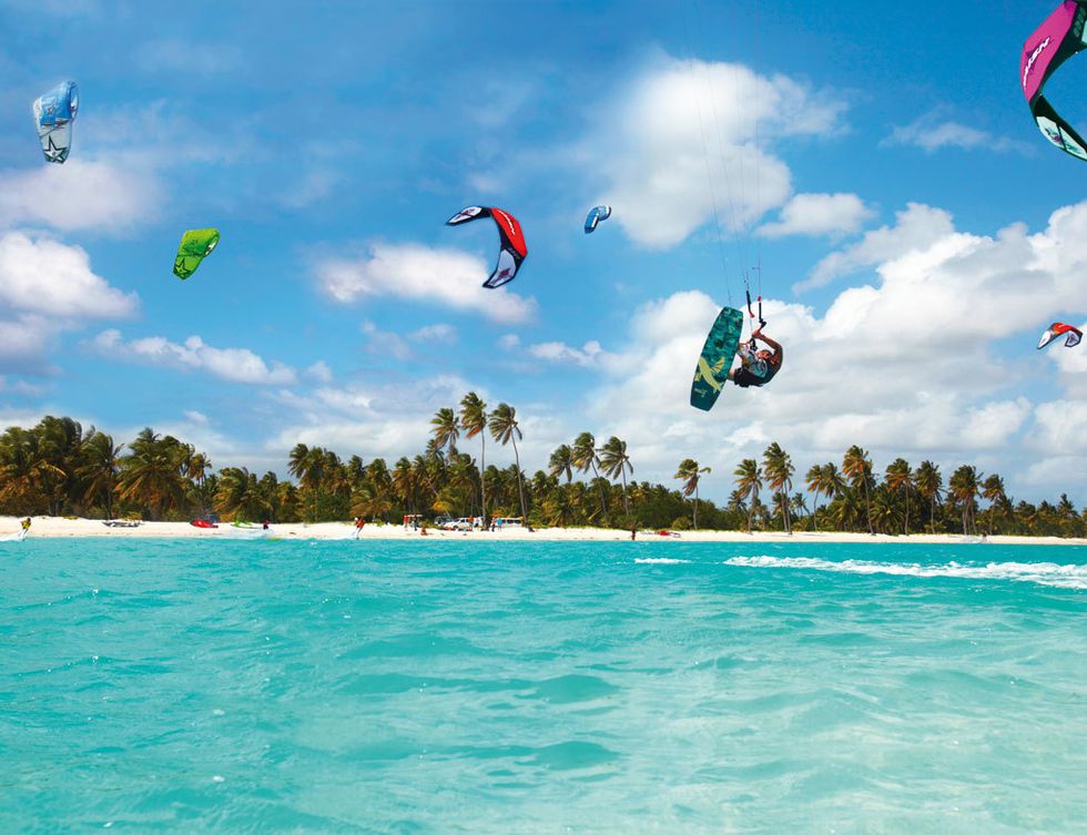 <p>
<strong>Playa Cabarete (<a href="http://www.godominicanrepublic.com" target="_blank">República Dominicana</a>)</strong><br />Las playas dominicanas del norte, como la Cabarete, son de anuncio, y figuran entre las mejores en el mundo&nbsp;para&nbsp;iniciarse en el manejo de estas cometas (desde 37 euros). Agosto es la mejor temporada&nbsp;para&nbsp;hacer <a href="http://www.activecaribe.com" target="_blank">kitesurf,</a> y solo necesitas saber nadar. Si viajas en septiembre desplázate hasta San Pedro de Macorís, al sur de la isla,&nbsp;para&nbsp;vivir el ambiente callejero de su carnaval y bailar junto a sus singulares diablos guyolas.&nbsp;</p>