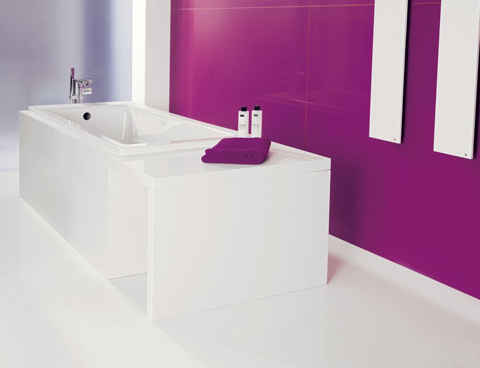 <p>Gana color con Silestone: el modelo Blanco <i>Zeus</i> cubre la bañera, y el <i>Magenta Energy</i>, la pared. De gran formato y juntas casi invisibles (c.p.v.), de Cosentino.</p>